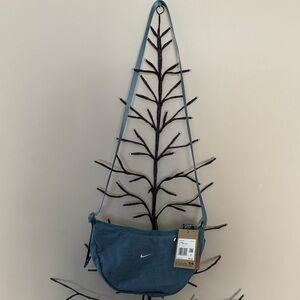 Brand new”Nike”UNISEX crossbody bag.Size-MISC(W-12”x7”inc).Color-light blue.💙